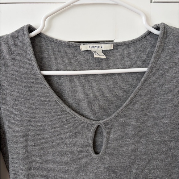 Forever 21 Gray Keyhole Long Sleeve Ribbed Crop Top Size Small - Picture 3 of 4